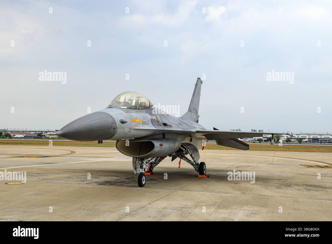 General Dynamics F-16 Fighting Falcon aereo da caccia supersonico monomotore multiruolo all'airshow in Thailandia. Foto Stock