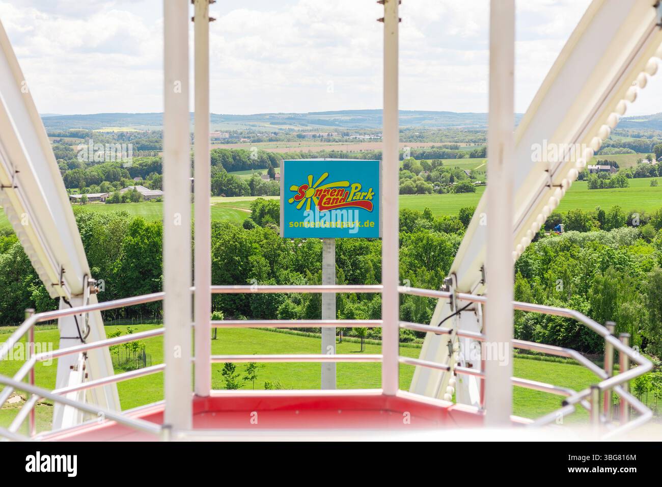 Lichtenau, Germania - mai 24, 2025: Al parco divertimenti, i visitatori si godono viste mozzafiato dalla ruota panoramica. Offerte per famiglie Foto Stock
