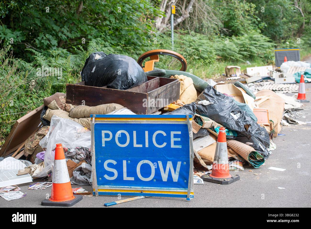 Wexham, Buckinghamshire, Regno Unito. 4 giugno 2025. L'amianto e i rifiuti domestici sono stati portati illegalmente in volo durante la notte su una corsia di campagna a Wexham, nel Buckinghamshire. La polizia di Thames Valley era sulla scena stamattina. Un'azienda speciale di rimozione dell'amianto dovrà rimuovere il fly-tip. La sanzione massima per i condannati in un tribunale dei magistrati di fly-tipping include una multa fino a £ 50.000 e/o 12 mesi di reclusione, mentre la condanna nel tribunale della Corona può comportare una multa illimitata e/o cinque anni di reclusione. Inoltre, i veicoli utilizzati per il fly-ribaltamento possono essere sequestrati e confiscati, Foto Stock