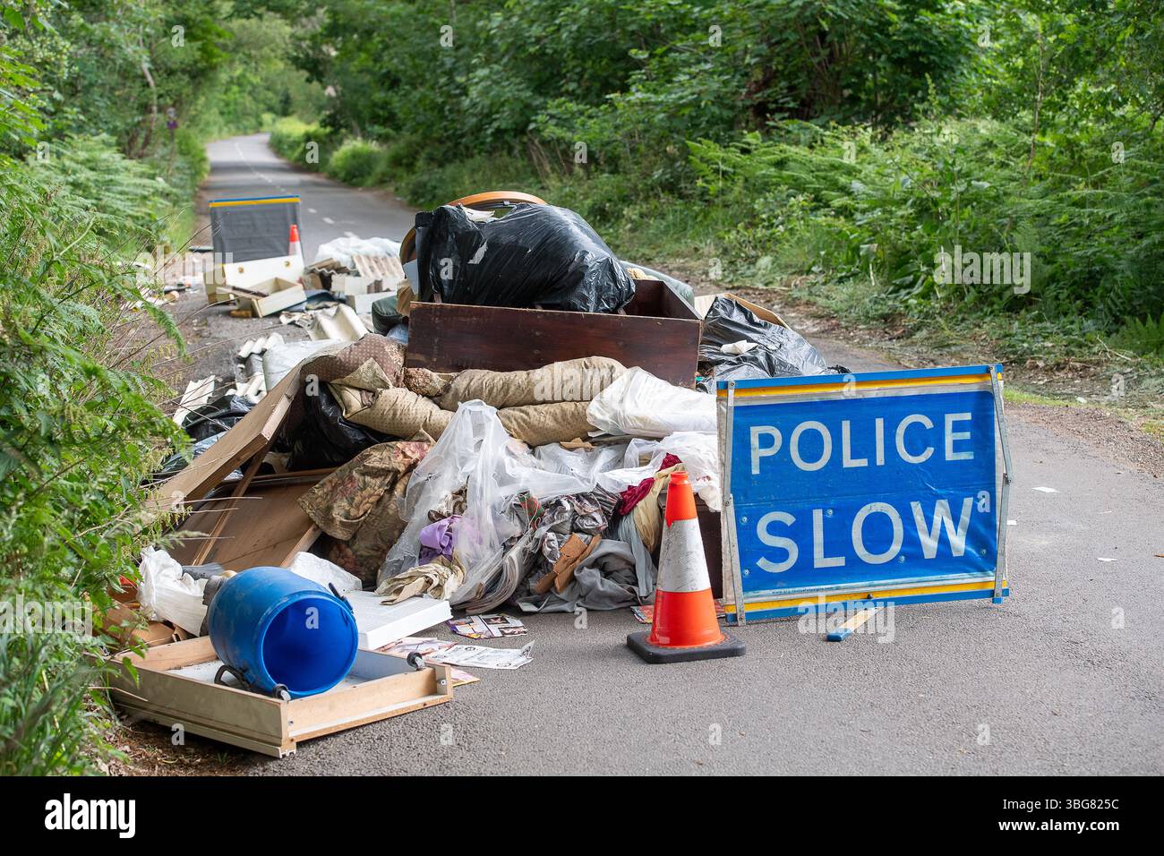 Wexham, Buckinghamshire, Regno Unito. 4 giugno 2025. L'amianto e i rifiuti domestici sono stati portati illegalmente in volo durante la notte su una corsia di campagna a Wexham, nel Buckinghamshire. La polizia di Thames Valley era sulla scena stamattina. Un'azienda speciale di rimozione dell'amianto dovrà rimuovere il fly-tip. La sanzione massima per i condannati in un tribunale dei magistrati di fly-tipping include una multa fino a £ 50.000 e/o 12 mesi di reclusione, mentre la condanna nel tribunale della Corona può comportare una multa illimitata e/o cinque anni di reclusione. Inoltre, i veicoli utilizzati per il fly-ribaltamento possono essere sequestrati e confiscati, Foto Stock