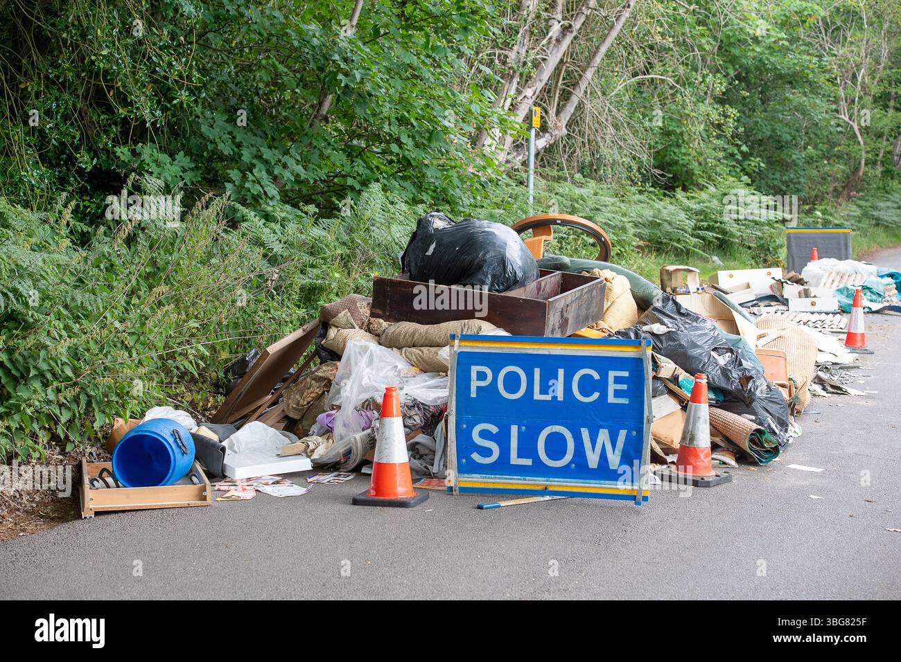 Wexham, Buckinghamshire, Regno Unito. 4 giugno 2025. L'amianto e i rifiuti domestici sono stati portati illegalmente in volo durante la notte su una corsia di campagna a Wexham, nel Buckinghamshire. La polizia di Thames Valley era sulla scena stamattina. Un'azienda speciale di rimozione dell'amianto dovrà rimuovere il fly-tip. La sanzione massima per i condannati in un tribunale dei magistrati di fly-tipping include una multa fino a £ 50.000 e/o 12 mesi di reclusione, mentre la condanna nel tribunale della Corona può comportare una multa illimitata e/o cinque anni di reclusione. Inoltre, i veicoli utilizzati per il fly-ribaltamento possono essere sequestrati e confiscati, Foto Stock