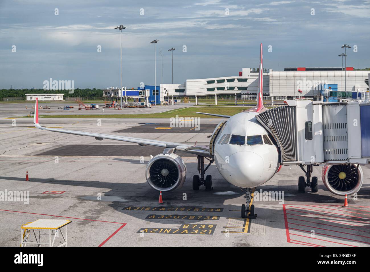 Vista di un aereo con un ponte jet all'aeroporto Foto Stock