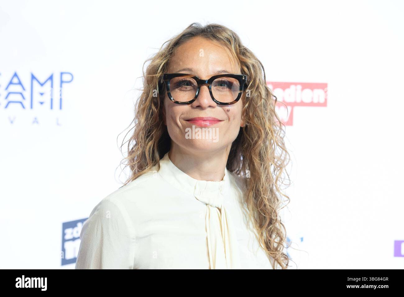 Janina SACHAU, Schauspielerin, Portraet, Porträt, Portrait, Angeschnittenes Einzelbild, Einzelmotiv, Roter Teppich, Red Carpet Show, Ankunft, arrivo, Eroeffnung des Seriencamp Festival alle 3:00. Juni 2025 im Cinenova-Kino a Koeln. *** Janina SACHAU, attrice, ritratto, ritratto, immagine singola ritagliata, motivo singolo, red carpet, red carpet show, arrivo, arrivo, arrivo, apertura della serie Camp Festival il 3 giugno 2025 al cinema Cinenova di Colonia Foto Stock