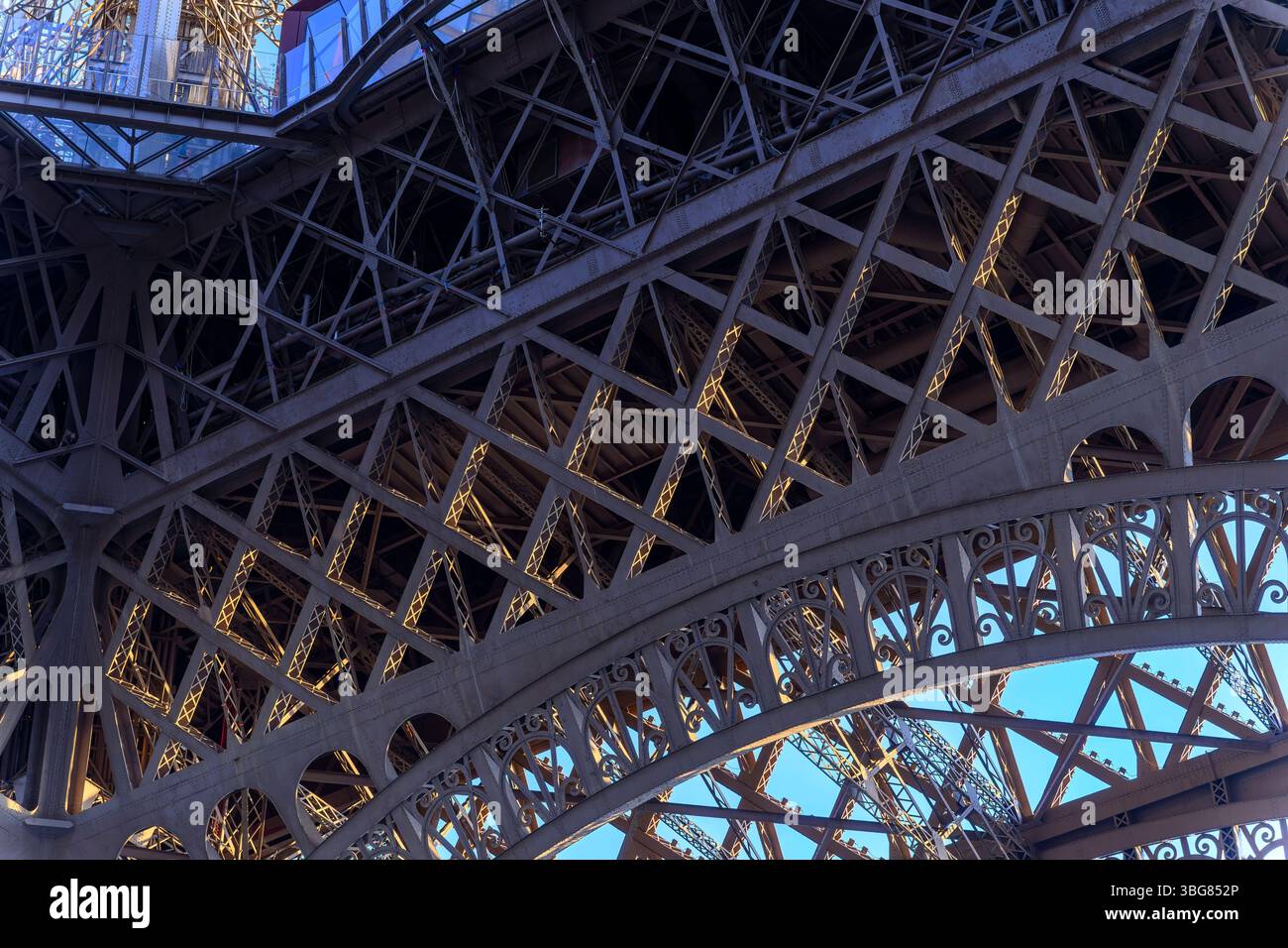 La Torre Eiffel deve essere l'edificio più iconico di Parigi. Inaugurato nel 1889, è il monumento più visitato al mondo con 7 milioni di visitatori all'anno. Foto Stock