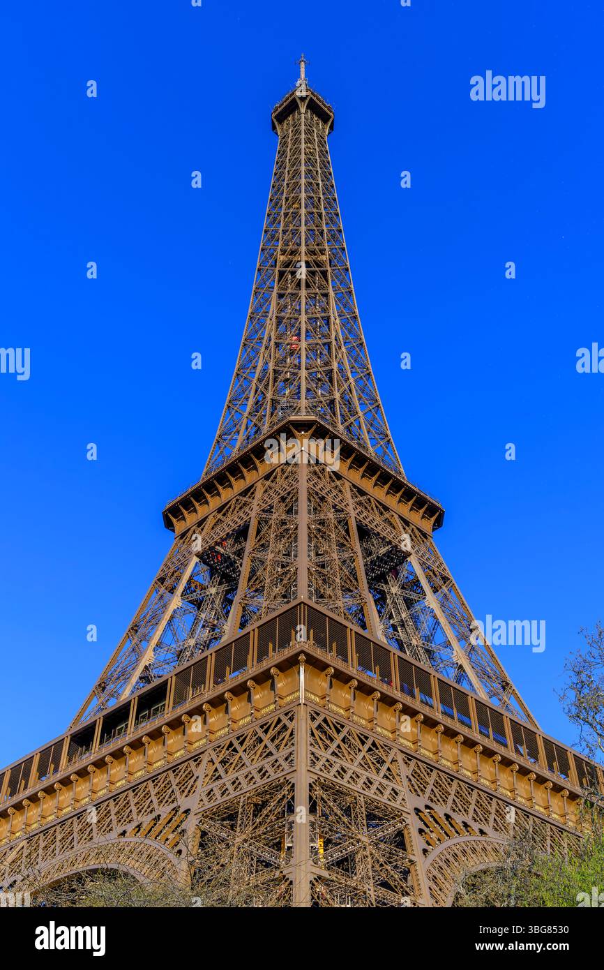 La Torre Eiffel deve essere l'edificio più iconico di Parigi. Inaugurato nel 1889, è il monumento più visitato al mondo con 7 milioni di visitatori all'anno. Foto Stock