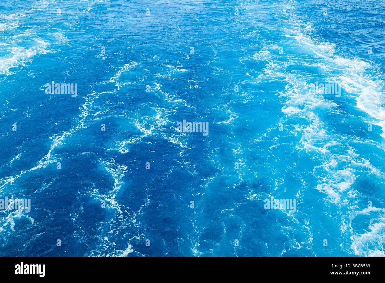 Oceano da vicino. Sfondo di acqua blu con schiuma bianca. Foto Stock
