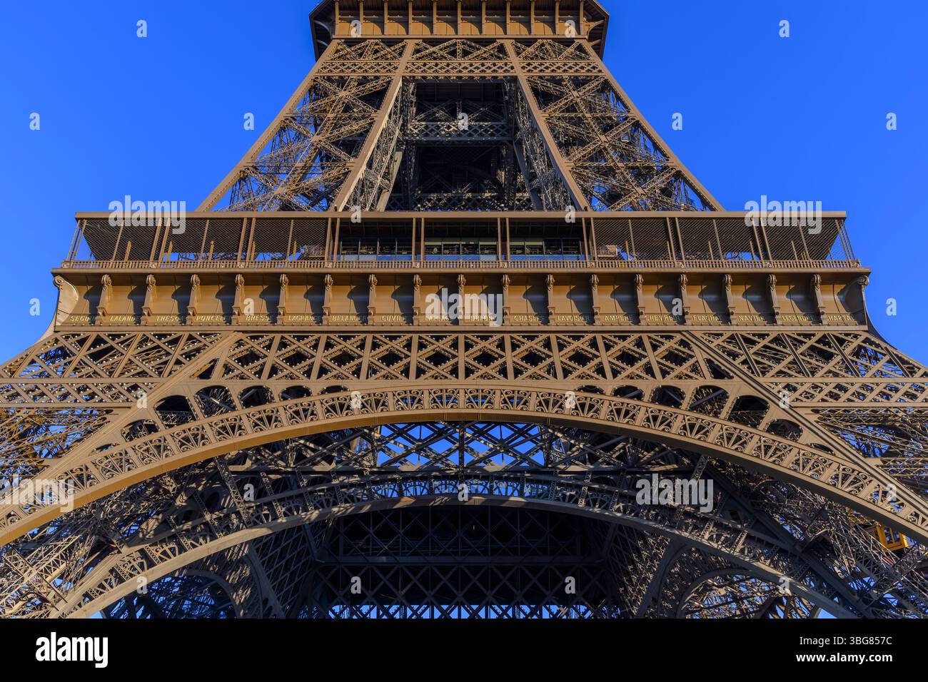 La Torre Eiffel deve essere l'edificio più iconico di Parigi. Inaugurato nel 1889, è il monumento più visitato al mondo con 7 milioni di visitatori all'anno. Foto Stock