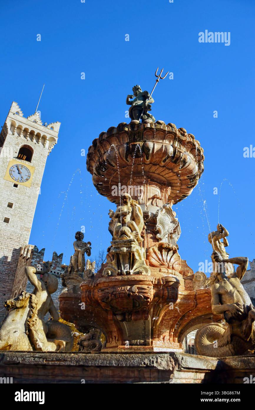 La fontana del Nettuno in Piazza Duomo a Trento, Italia Foto Stock