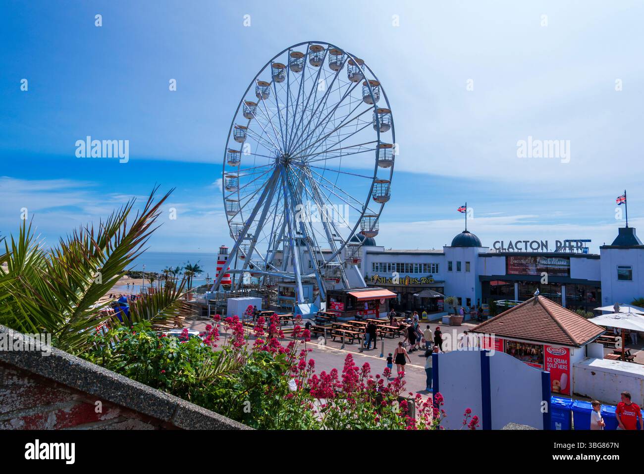 Clacton-on-Sea, Essex, Inghilterra - 31 maggio 2025: Vista panoramica del molo sul mare con ruota panoramica, attrazioni boutique e turisti che si godono Foto Stock