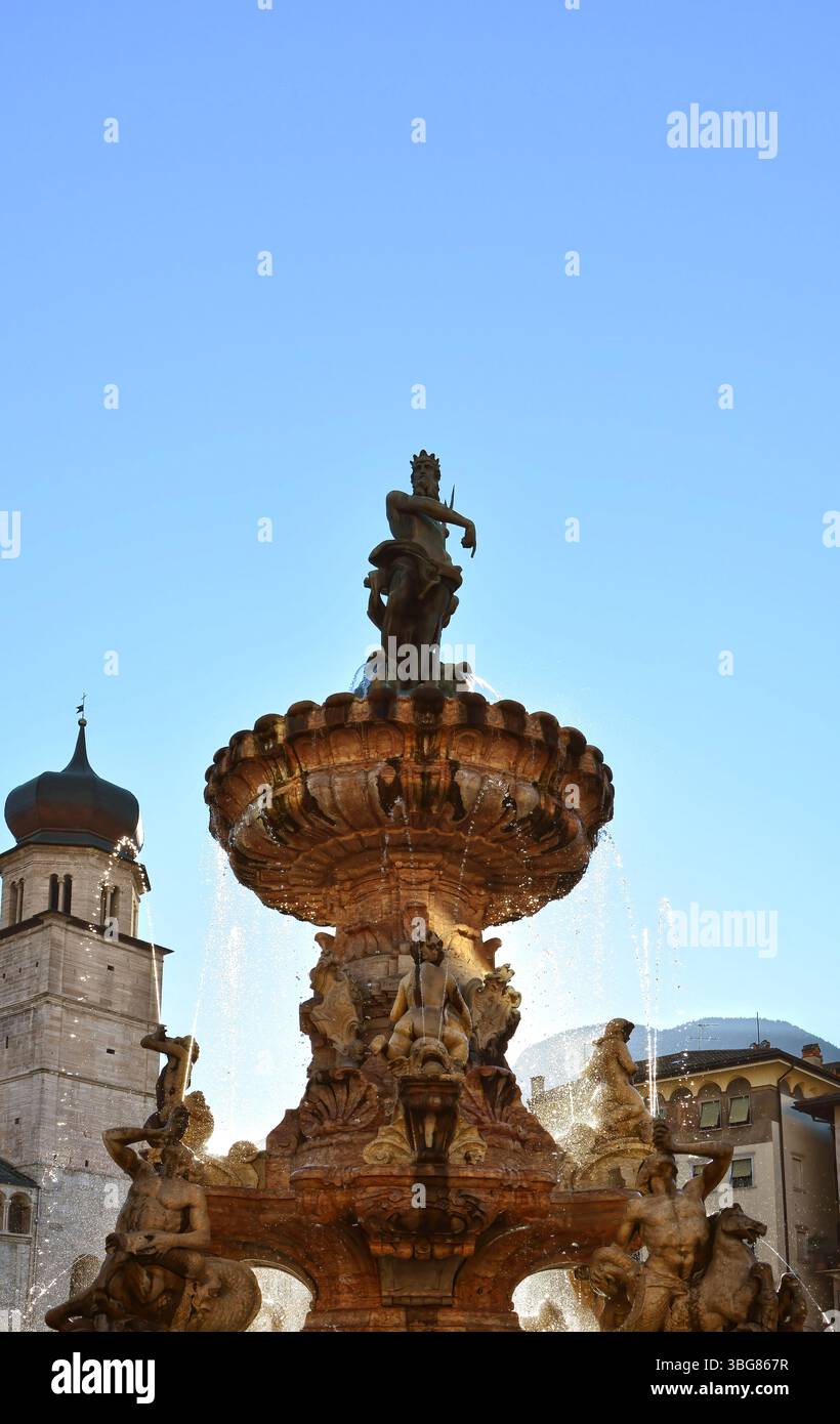 La fontana del Nettuno in Piazza Duomo a Trento, Italia Foto Stock