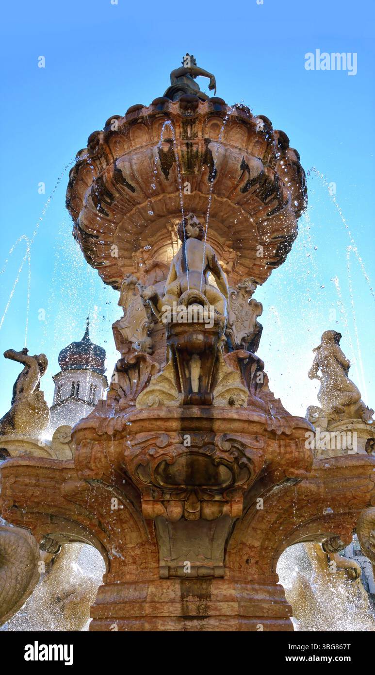 La fontana del Nettuno in Piazza Duomo a Trento, Italia Foto Stock