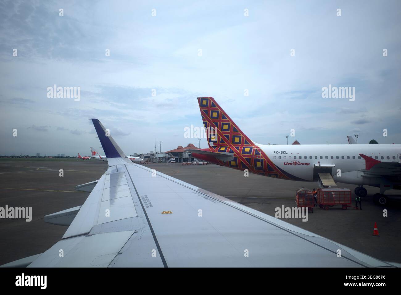 Giacarta, Indonesia - 27 novembre 2024: Parcheggio aereo Batik Air presso l'aeroporto Soekarno Hatta di Giacarta, Indonesia, vista dalla finestra dell'aereo. Foto Stock