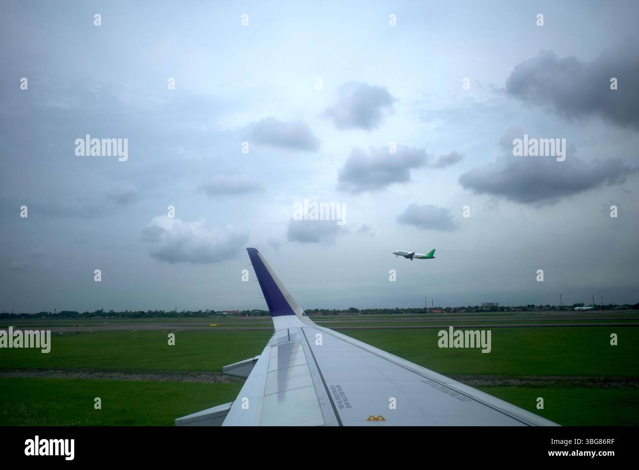 Giacarta, Indonesia - 27 novembre 2024: Un aereo Citilink decolla all'aeroporto Soekarno Hatta di Giacarta, Indonesia, vista dalla finestra di un aereo. Foto Stock