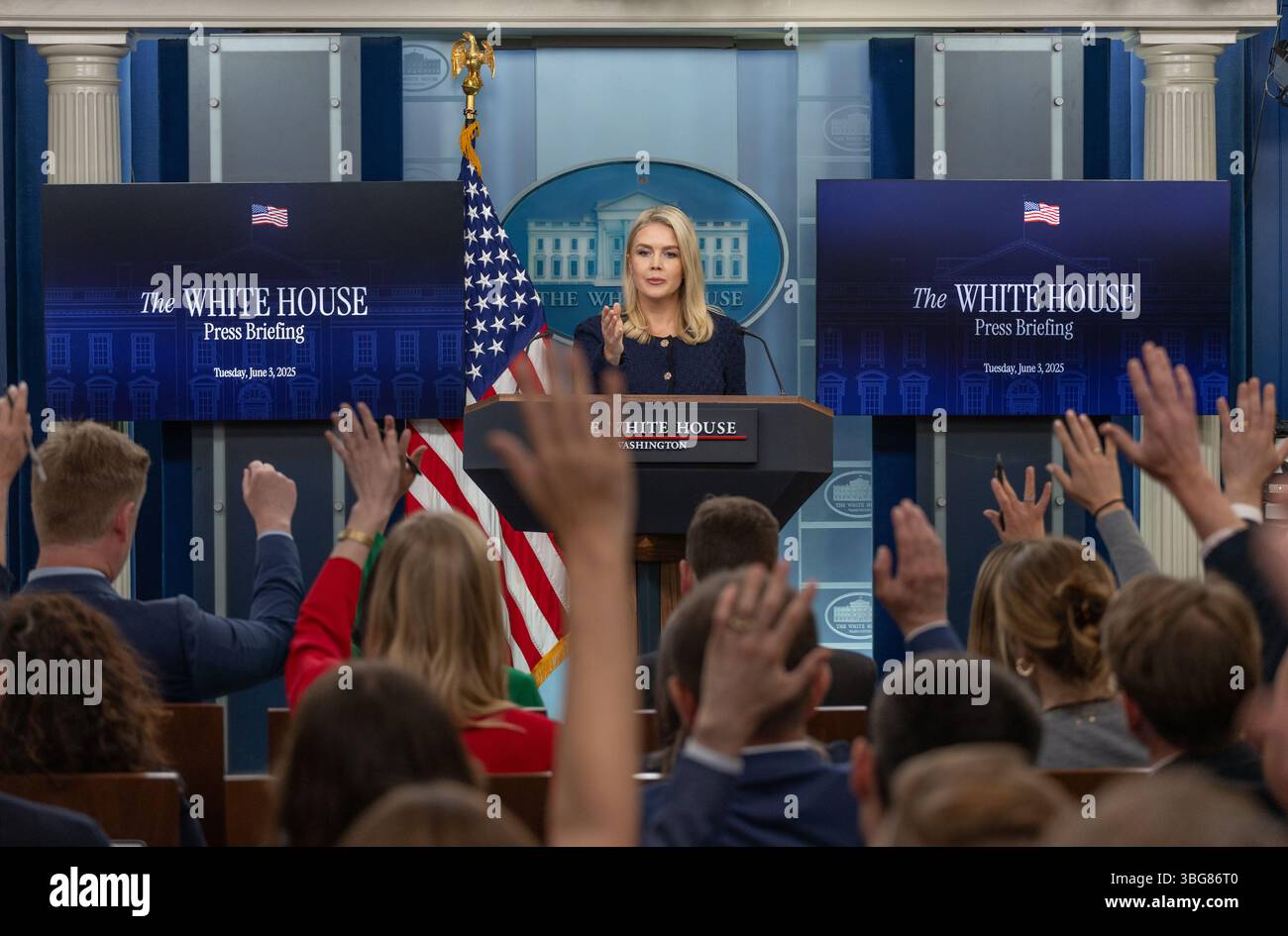 Washington, Stati Uniti. 3 giugno 2025. Il segretario alla stampa della Casa Bianca Karoline Leavitt risponde alle domande durante un briefing alla Casa Bianca di Washington, DC, negli Stati Uniti, il 3 giugno 2025. L'amministrazione statunitense ha sollecitato i suoi partner commerciali tramite lettere a presentare le loro migliori offerte entro mercoledì, la Casa Bianca ha confermato martedì. Il segretario alla stampa della Casa Bianca Karoline Leavitt ha detto che le lettere inviate dal rappresentante commerciale degli Stati Uniti erano "solo per ricordare loro che la scadenza sta per scadere”. Crediti: HU Yousong/Xinhua/Alamy Live News Foto Stock