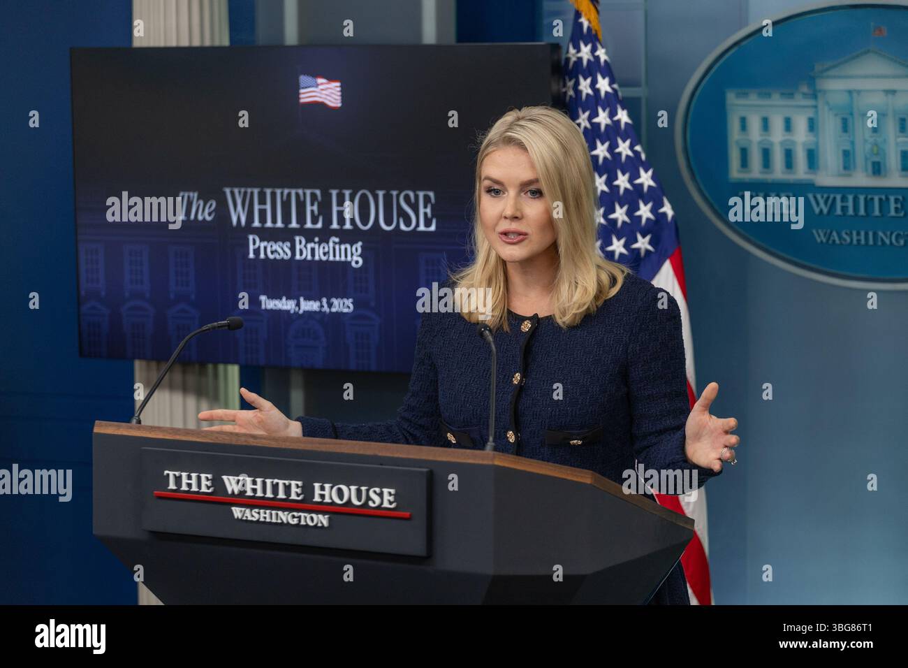 Washington, Stati Uniti. 3 giugno 2025. La segretaria della Casa Bianca Karoline Leavitt parla durante un briefing alla Casa Bianca di Washington, DC, negli Stati Uniti, il 3 giugno 2025. L'amministrazione statunitense ha sollecitato i suoi partner commerciali tramite lettere a presentare le loro migliori offerte entro mercoledì, la Casa Bianca ha confermato martedì. Il segretario alla stampa della Casa Bianca Karoline Leavitt ha detto che le lettere inviate dal rappresentante commerciale degli Stati Uniti erano "solo per ricordare loro che la scadenza sta per scadere”. Crediti: HU Yousong/Xinhua/Alamy Live News Foto Stock