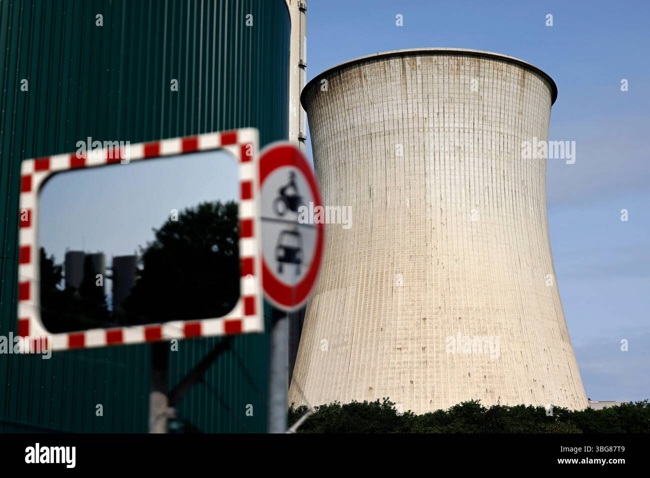 DAS RWE-Kohlekraftwerk Neurath un einem sonnigen Vormittag. Trotz bester Wetterlage erhalten einige Betreiber von Photovoltaik-Anlagen derzeit keine Vergütung. Der Grund sind negative Strompreise.Themenbild, Symbolbild Neurath, 04.06.2025 NRW Deutschland *** RWEs Neurath centrale elettrica a carbone in una mattina di sole nonostante le migliori condizioni meteorologiche, alcuni operatori di impianti fotovoltaici non stanno attualmente ricevendo alcun compenso il motivo sono prezzi negativi dell'elettricità immagine in primo piano, immagine simbolica Neurath, 04 06 2025 NRW Germania Copyright: XChristophxHardtx Foto Stock