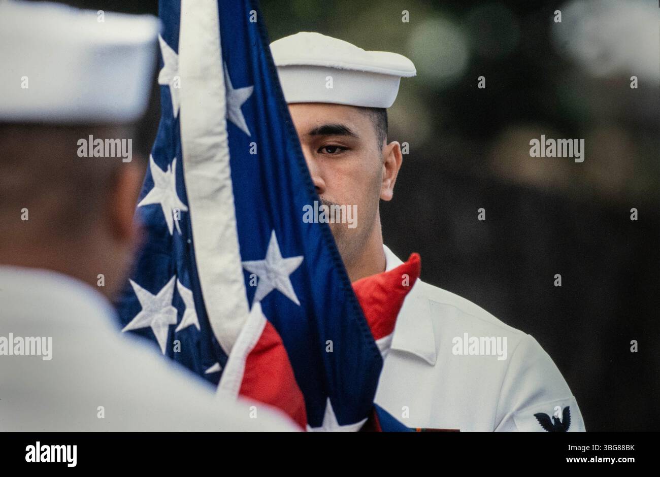 Lower of the Stars and Stripes alla base navale di Pearl Harbor, Hawaii Foto Stock