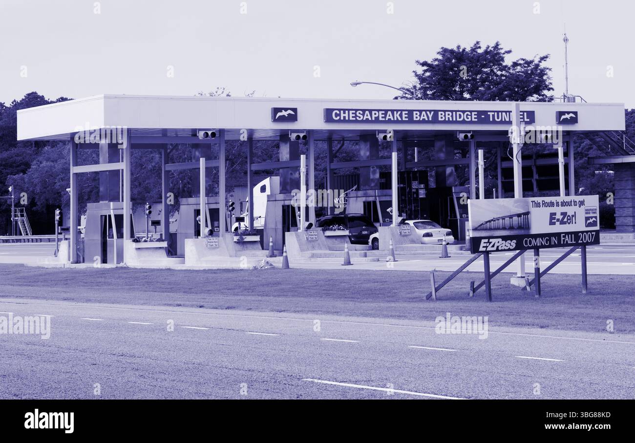 Caselli a pedaggio all'ingresso del ponte-tunnel di Chesapeake Bay in Virginia, Stati Uniti, un importante collegamento di trasporto attraverso la baia. Foto Stock