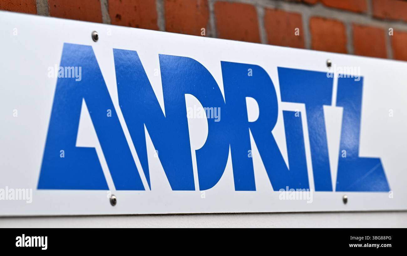 Erfurt, Germania. 4 giugno 2025. Il logo Andritz AG sull'edificio Andritz Schuler GmbH. Un centro di competenza per l'elettrolisi è stato inaugurato qui in questo giorno. Un impianto all'avanguardia per l'assemblaggio di pile di elettrolizzatori è stato costruito nel sito industriale di Erfurt, vecchio di oltre 100 anni. Gli elettrolizzatori sono di importanza cruciale per la produzione di idrogeno verde. Crediti: Martin Schutt/dpa/Alamy Live News Foto Stock