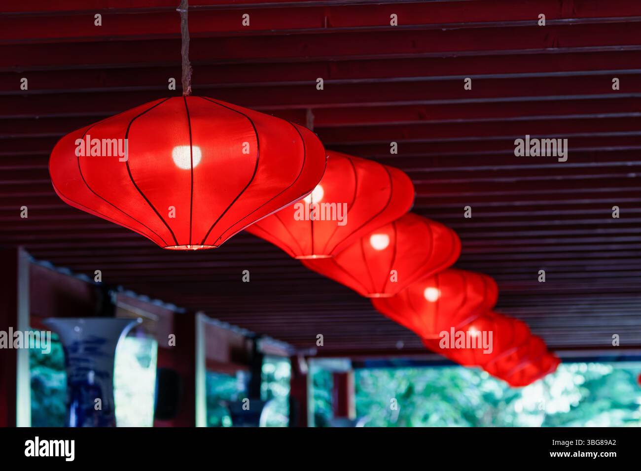 Zooparc de Beauval, Francia - 23.5,2025: Lanterne rosse cinesi appese in un ambiente festoso Foto Stock