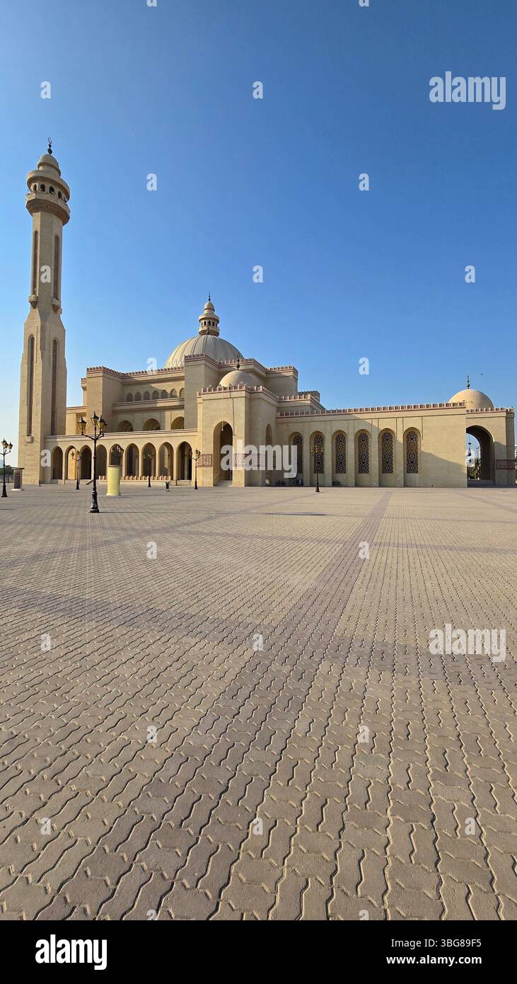 L'impressionante esterno della grande Moschea al-Fateh si erge in modo prominente a Manama, Bahrain, come fotografato il 20 novembre 2024 - Immagine stock catturata con smartphone