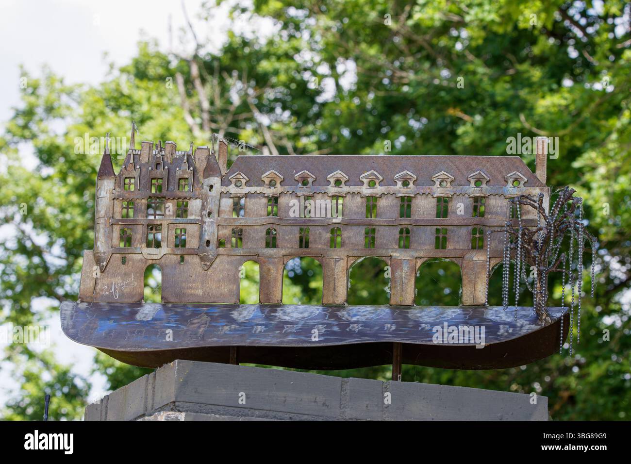 Yellow Camping Mesland, Francia - 23.5,2025: Scultura in metallo in miniatura di castelli storici Foto Stock