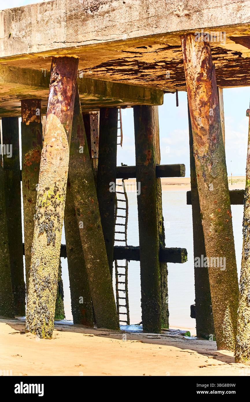 Gambe coperte arrugginite e arrugginite del vecchio e chiuso terminal dei traghetti di RoRo sull'estuario di Wrye a Fleetwood Foto Stock