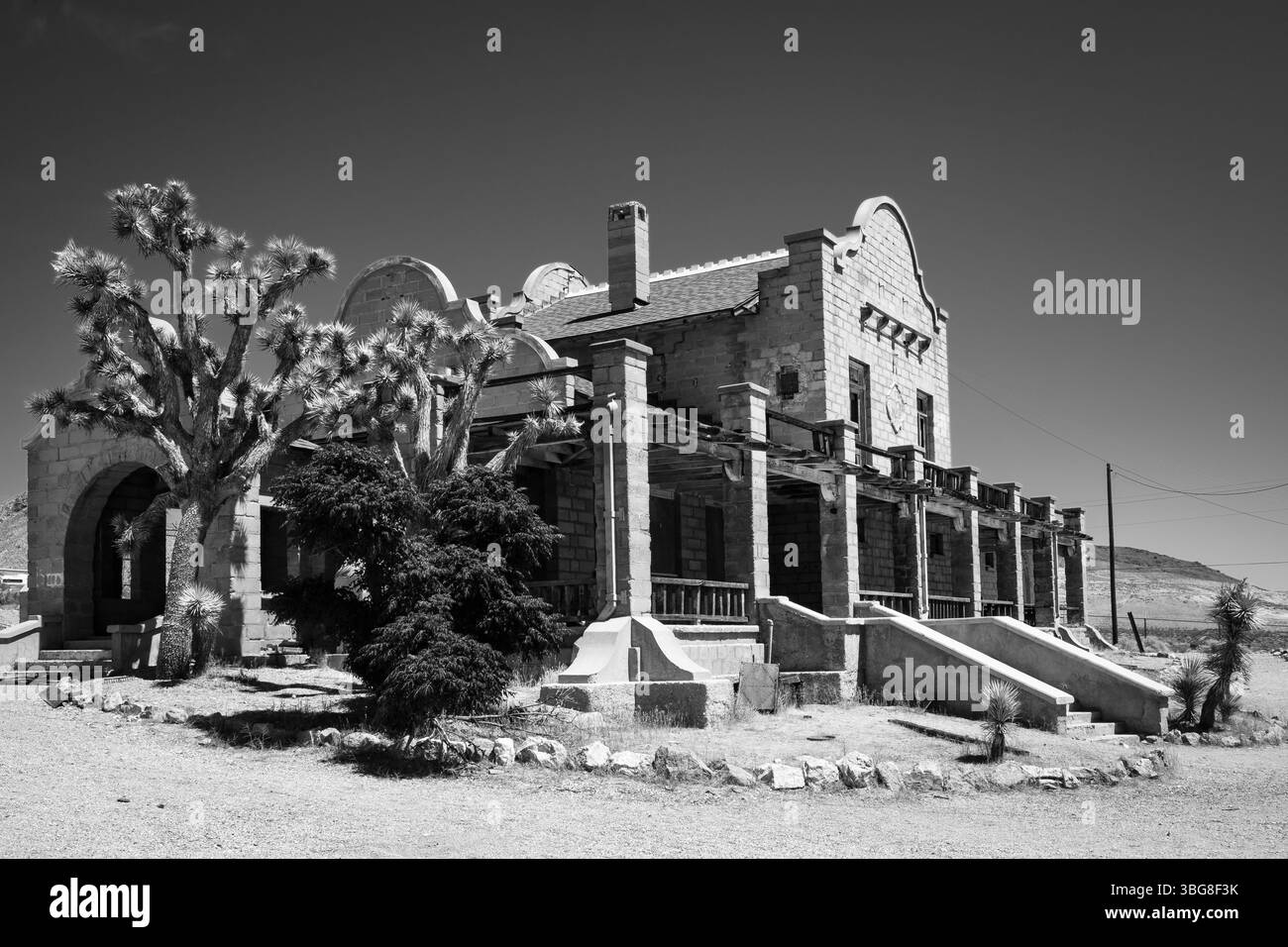 Stati Uniti d'America, Nevada, città fantasma di Rhyolite. Edificio abbandonato nella città fantasma di Rhyolite nel deserto del Nevada. Foto Stock
