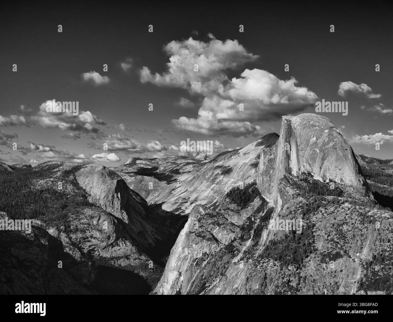 Stati Uniti d'America, California, Yoesmite National Park. L'iconica vista di Half Dome vista da Glacier Point al tramonto. Foto Stock
