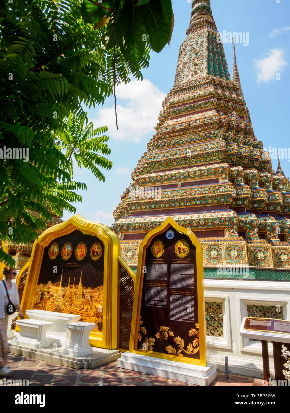 Wat Pho, tempio del Buddha dorato sdraiato, Bangkok, Thailandia Foto Stock