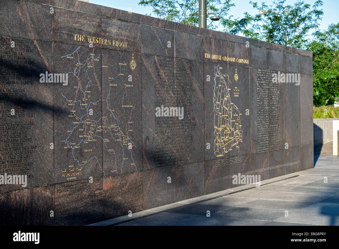 WASHINGTON DC - le mappe della campagna di granito scolpito della Mosa-Argonne e del fronte occidentale sono esposte al National World War i Memorial nel Pershing Park di Washington DC. Queste rappresentazioni geografiche dettagliate mostrano i luoghi delle principali operazioni militari americane in Francia nel 1918. Il memoriale onora il servizio di quasi 5 milioni di americani che hanno partecipato alla prima guerra mondiale, tra cui oltre 1,2 milioni che hanno combattuto nell'offensiva Mosa-Argonne, la più grande e letale campagna nella storia militare americana. Foto Stock