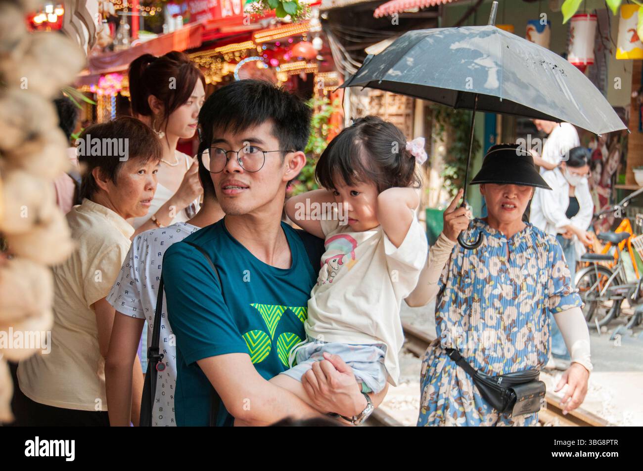 Hanoi, Vietnam. 4 giugno 2025. Un uomo porta un bambino nel braccio ad Hanoi, capitale del Vietnam, 4 giugno 2025. Martedì l'Assemblea nazionale vietnamita ha approvato emendamenti all'ordinanza sulla popolazione, eliminando il regolamento che limitava le famiglie a uno o due bambini, ha riferito Vietnam News Agency. Secondo la legge rivista, le coppie hanno ora la libertà di decidere il numero di figli che desiderano avere, la data del parto e la distanza tra le nascite. Crediti: Dang Hong Dung/Xinhua/Alamy Live News Foto Stock