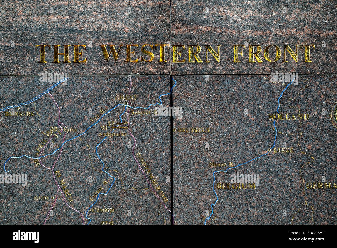 WASHINGTON DC - le mappe della campagna di granito scolpito della Mosa-Argonne e del fronte occidentale sono esposte al National World War i Memorial nel Pershing Park di Washington DC. Queste rappresentazioni geografiche dettagliate mostrano i luoghi delle principali operazioni militari americane in Francia nel 1918. Il memoriale onora il servizio di quasi 5 milioni di americani che hanno partecipato alla prima guerra mondiale, tra cui oltre 1,2 milioni che hanno combattuto nell'offensiva Mosa-Argonne, la più grande e letale campagna nella storia militare americana. Foto Stock