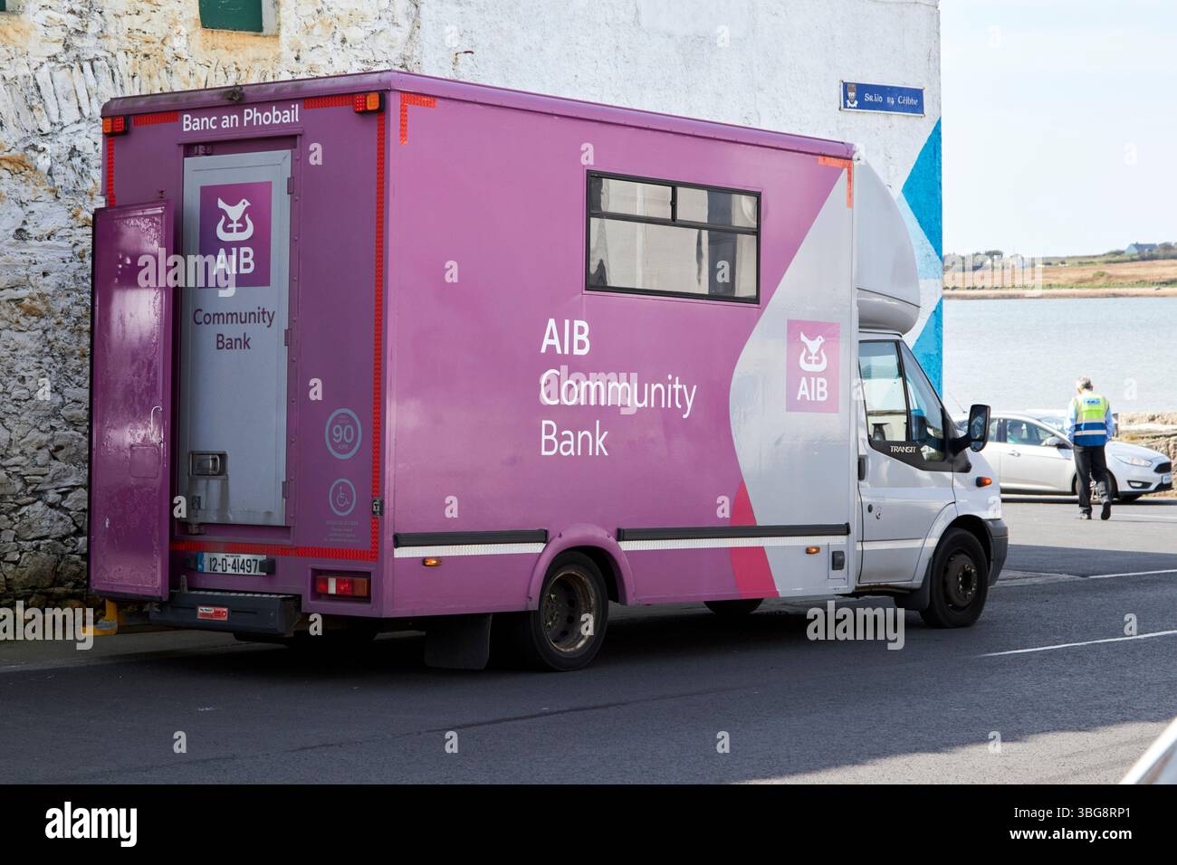 aib banca comunitaria in viaggio in furgone per aree rurali remote belmullet contea mayo repubblica d'irlanda Foto Stock
