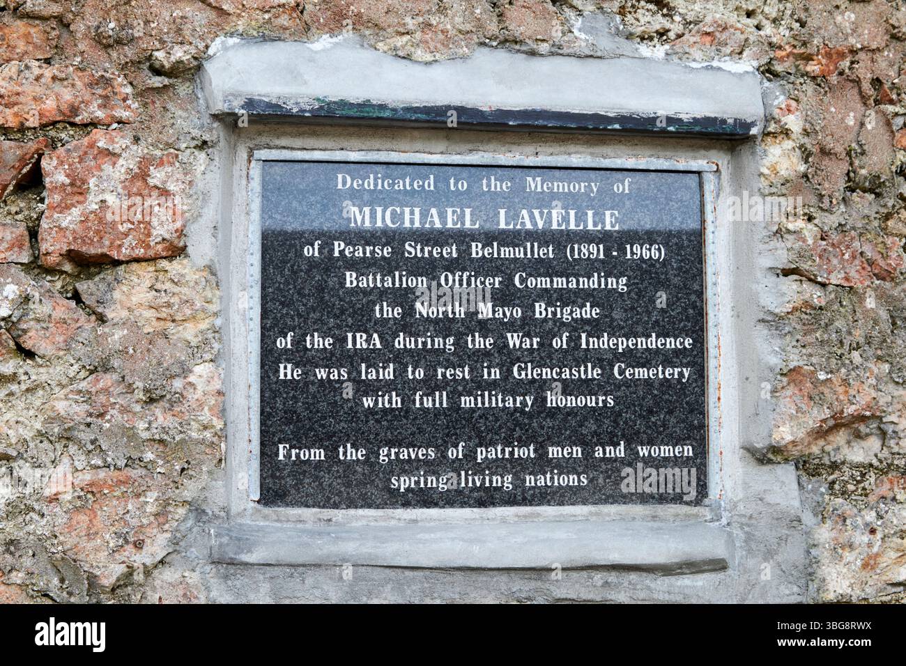 targa commemorativa in pearse street per l'ufficiale di battaglione michael lavelle al comando della brigata mayo settentrionale dell'ira durante la guerra di indipendenza Foto Stock