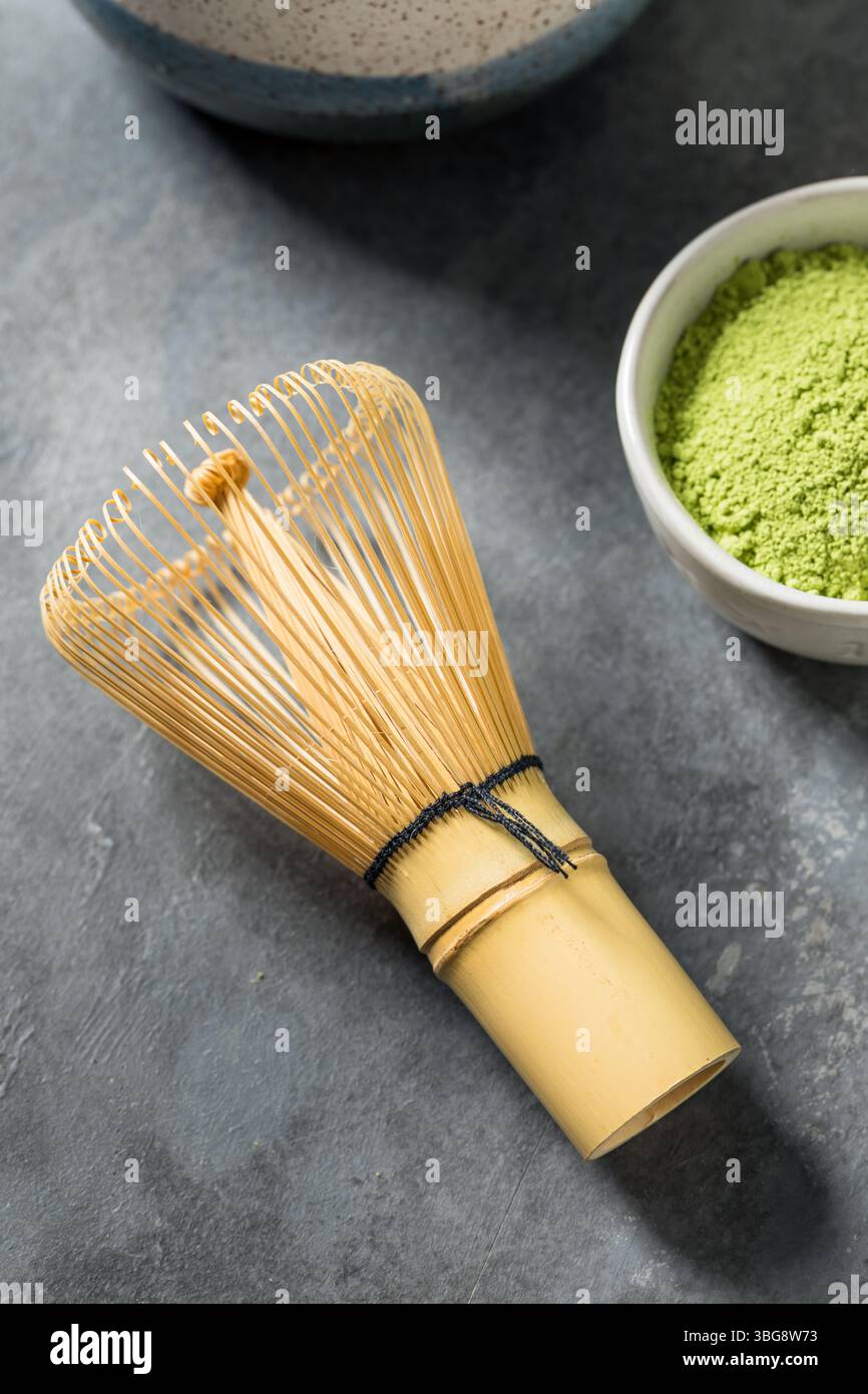 Frusta da tè Matcha di bambù in legno pronta all'uso Foto Stock