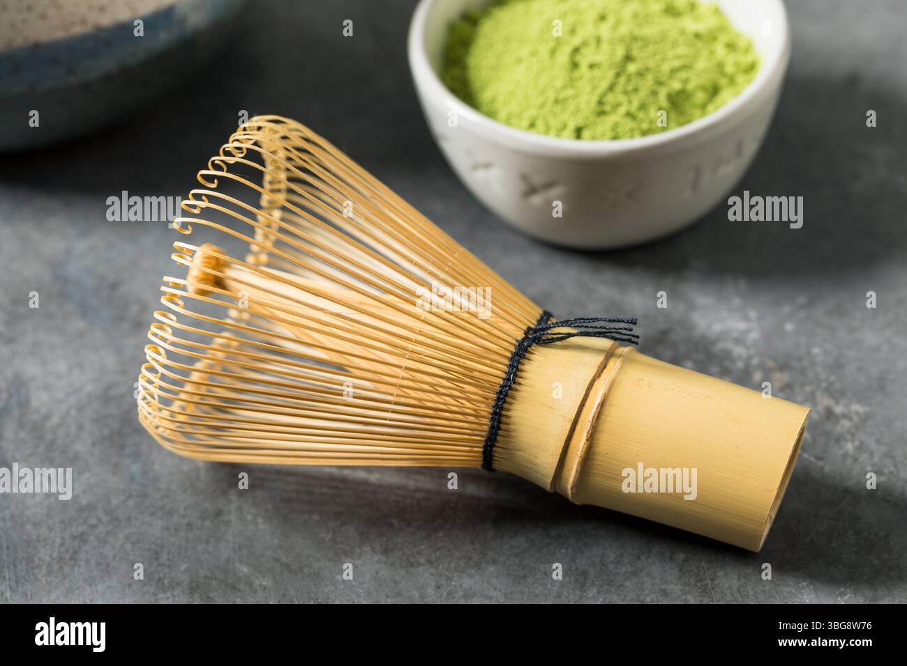 Frusta da tè Matcha di bambù in legno pronta all'uso Foto Stock