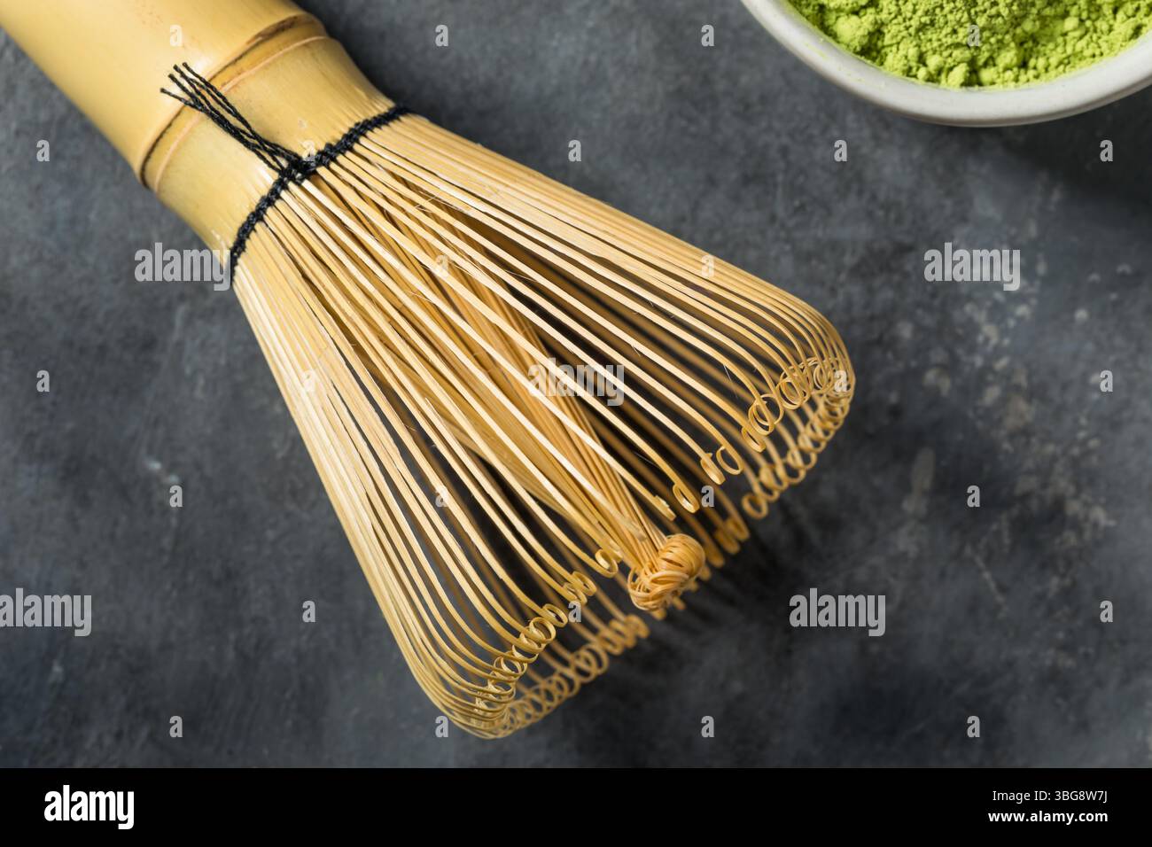 Frusta da tè Matcha di bambù in legno pronta all'uso Foto Stock