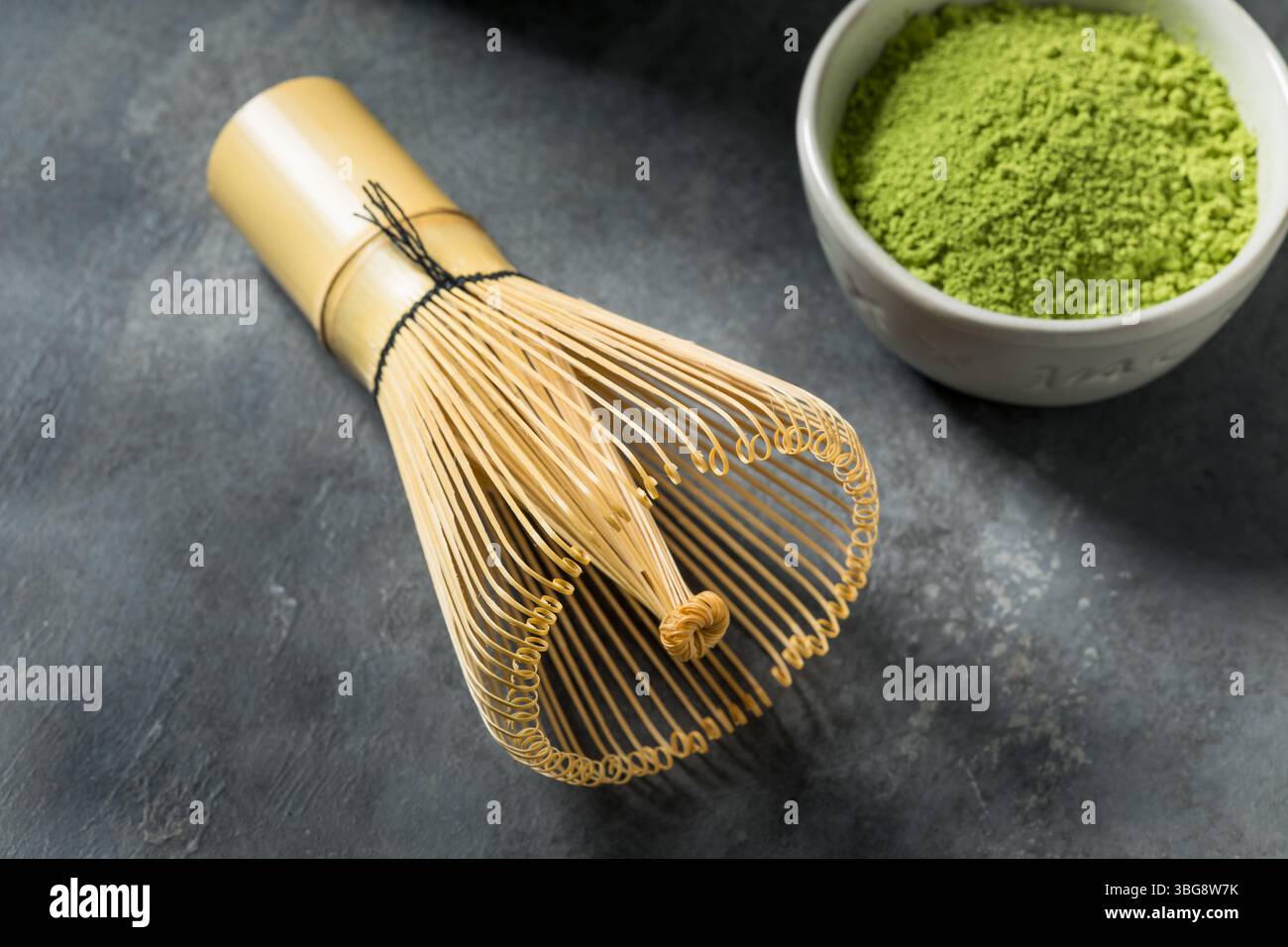 Frusta da tè Matcha di bambù in legno pronta all'uso Foto Stock