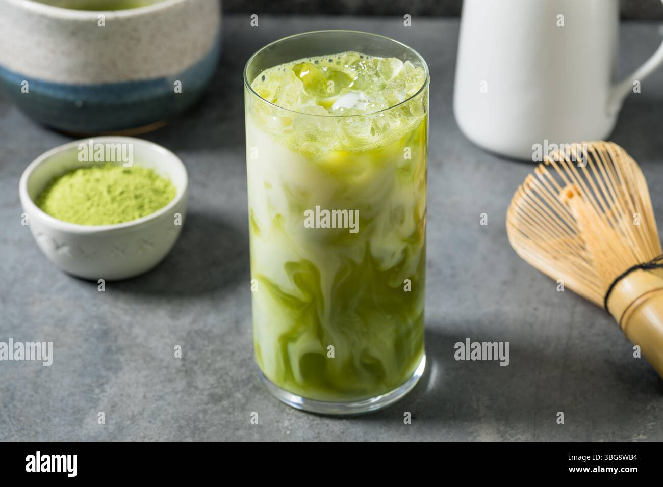 Tè verde matcha giapponese freddo rinfrescante con latte Foto Stock