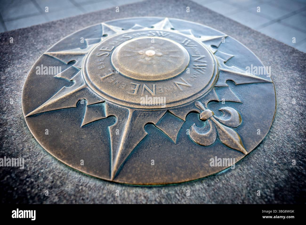 WASHINGTON DC - la pietra miliare Zero si trova sull'Ellipse appena a sud della Casa Bianca a Washington DC. Questo marcatore di granito rosa, dedicato nel 1923, era destinato a servire come punto di partenza ufficiale per misurare le distanze autostradali dalla capitale della nazione. Sebbene non sia mai stato completamente implementato come punto di origine del sistema nazionale di misurazione delle strade, il marcatore rimane un monumento storico che rappresenta gli sforzi dell'inizio del XX secolo per standardizzare il sistema autostradale americano. Foto Stock