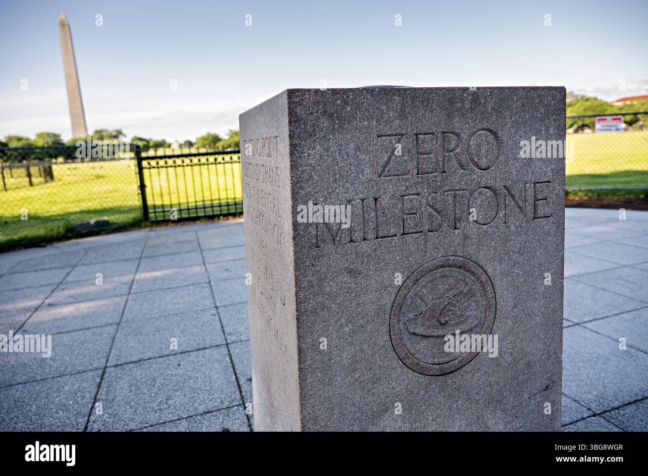 WASHINGTON DC - la pietra miliare Zero si trova sull'Ellipse appena a sud della Casa Bianca a Washington DC. Questo marcatore di granito rosa, dedicato nel 1923, era destinato a servire come punto di partenza ufficiale per misurare le distanze autostradali dalla capitale della nazione. Sebbene non sia mai stato completamente implementato come punto di origine del sistema nazionale di misurazione delle strade, il marcatore rimane un monumento storico che rappresenta gli sforzi dell'inizio del XX secolo per standardizzare il sistema autostradale americano. Foto Stock