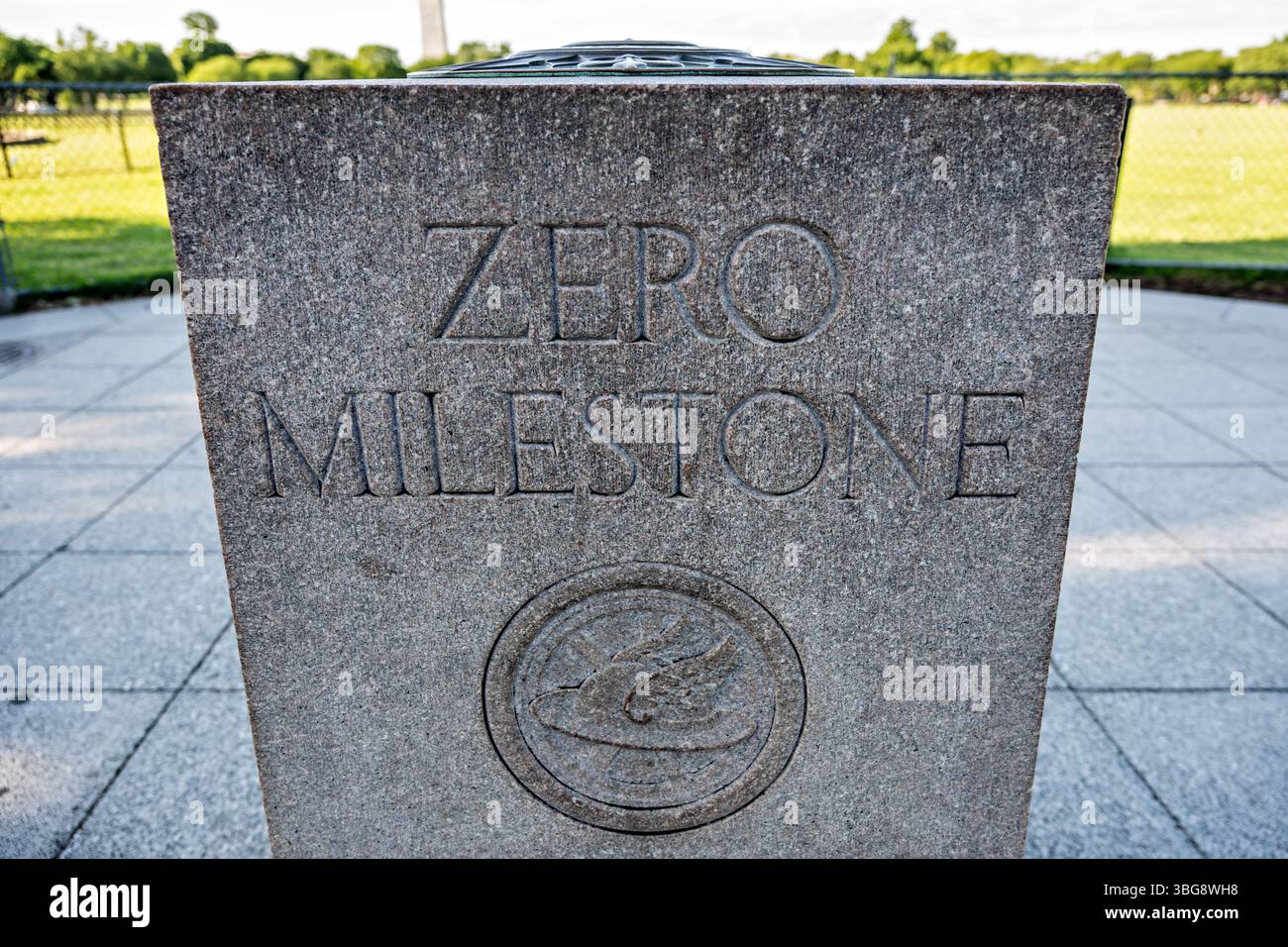 WASHINGTON DC - la pietra miliare Zero si trova sull'Ellipse appena a sud della Casa Bianca a Washington DC. Questo marcatore di granito rosa, dedicato nel 1923, era destinato a servire come punto di partenza ufficiale per misurare le distanze autostradali dalla capitale della nazione. Sebbene non sia mai stato completamente implementato come punto di origine del sistema nazionale di misurazione delle strade, il marcatore rimane un monumento storico che rappresenta gli sforzi dell'inizio del XX secolo per standardizzare il sistema autostradale americano. Foto Stock