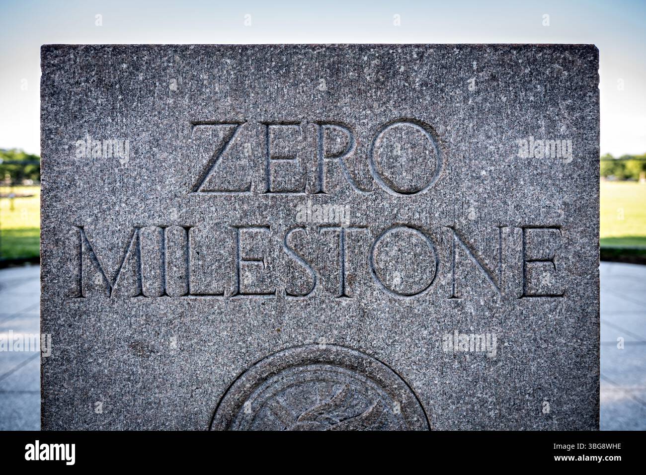 WASHINGTON DC - la pietra miliare Zero si trova sull'Ellipse appena a sud della Casa Bianca a Washington DC. Questo marcatore di granito rosa, dedicato nel 1923, era destinato a servire come punto di partenza ufficiale per misurare le distanze autostradali dalla capitale della nazione. Sebbene non sia mai stato completamente implementato come punto di origine del sistema nazionale di misurazione delle strade, il marcatore rimane un monumento storico che rappresenta gli sforzi dell'inizio del XX secolo per standardizzare il sistema autostradale americano. Foto Stock