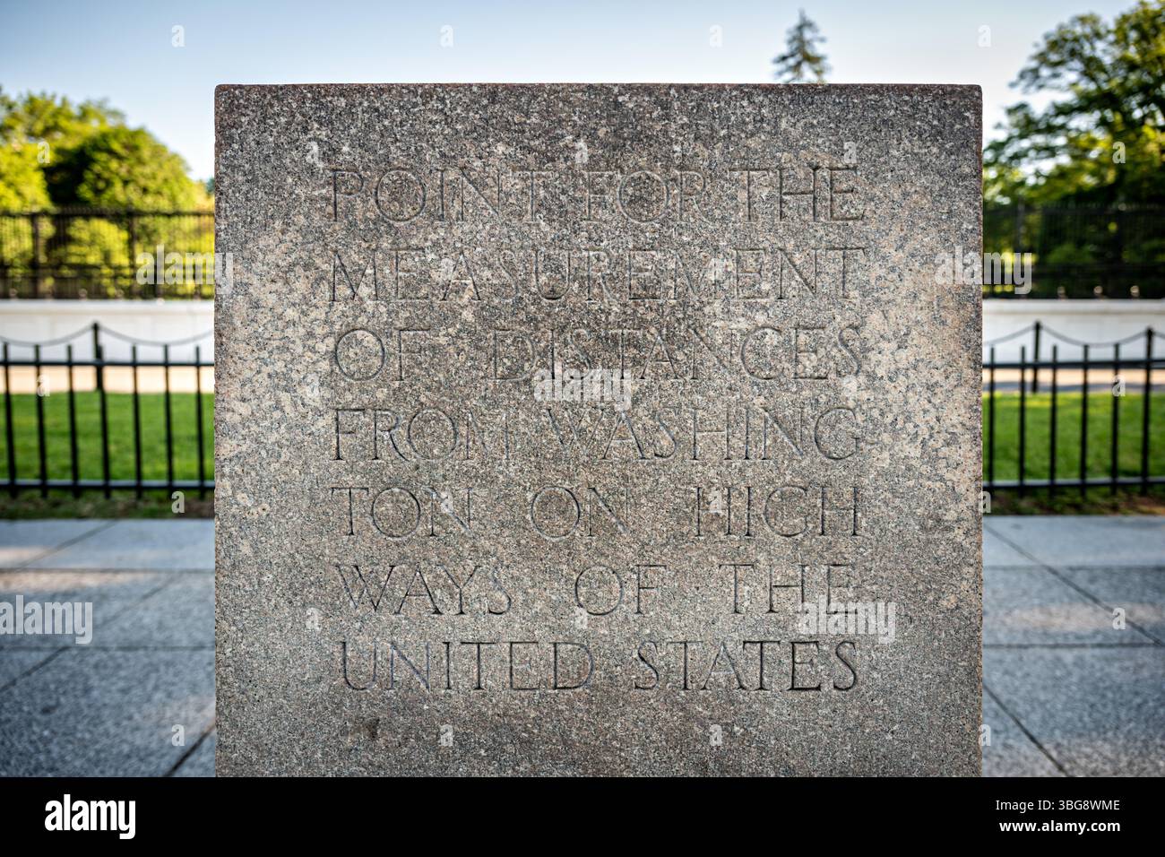 WASHINGTON DC - la pietra miliare Zero si trova sull'Ellipse appena a sud della Casa Bianca a Washington DC. Questo marcatore di granito rosa, dedicato nel 1923, era destinato a servire come punto di partenza ufficiale per misurare le distanze autostradali dalla capitale della nazione. Sebbene non sia mai stato completamente implementato come punto di origine del sistema nazionale di misurazione delle strade, il marcatore rimane un monumento storico che rappresenta gli sforzi dell'inizio del XX secolo per standardizzare il sistema autostradale americano. Foto Stock