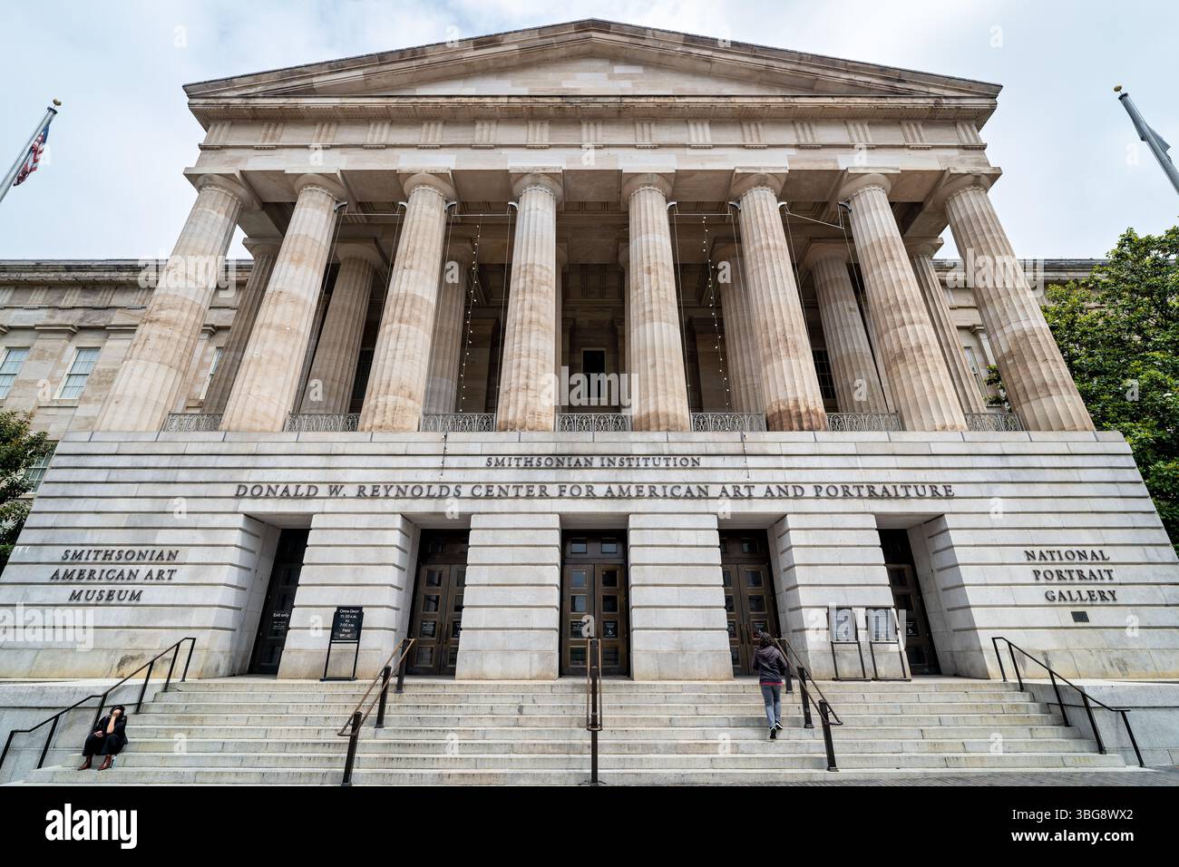WASHINGTON, D.C. - il Donald W. Reynolds Center for American Art and Portraiture, ospitato nello storico edificio del Patent Office, espone la sua iscrizione in pietra che descrive la storia della struttura. Progettato dall'architetto Robert Mills e autorizzato dal Congresso il 4 luglio 1836, l'edificio neoclassico inizialmente servì come Ufficio brevetti degli Stati Uniti. La struttura in seguito ospitò il Dipartimento degli interni dal 1852 al 1925, seguito dalla Commissione del servizio civile degli Stati Uniti dal 1932. Oggi, l'edificio ospita lo Smithsonian American Art Museum e la National Portrait Gallery. Foto Stock
