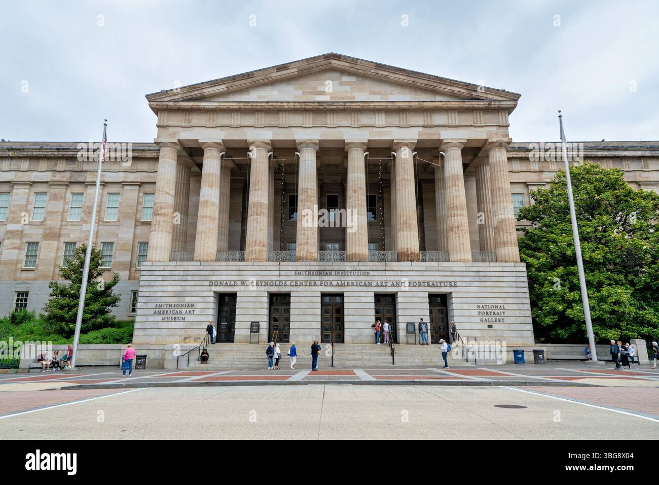 WASHINGTON, D.C. - il Donald W. Reynolds Center for American Art and Portraiture, ospitato nello storico edificio del Patent Office, espone la sua iscrizione in pietra che descrive la storia della struttura. Progettato dall'architetto Robert Mills e autorizzato dal Congresso il 4 luglio 1836, l'edificio neoclassico inizialmente servì come Ufficio brevetti degli Stati Uniti. La struttura in seguito ospitò il Dipartimento degli interni dal 1852 al 1925, seguito dalla Commissione del servizio civile degli Stati Uniti dal 1932. Oggi, l'edificio ospita lo Smithsonian American Art Museum e la National Portrait Gallery. SMITHSONIAN AMERI Foto Stock