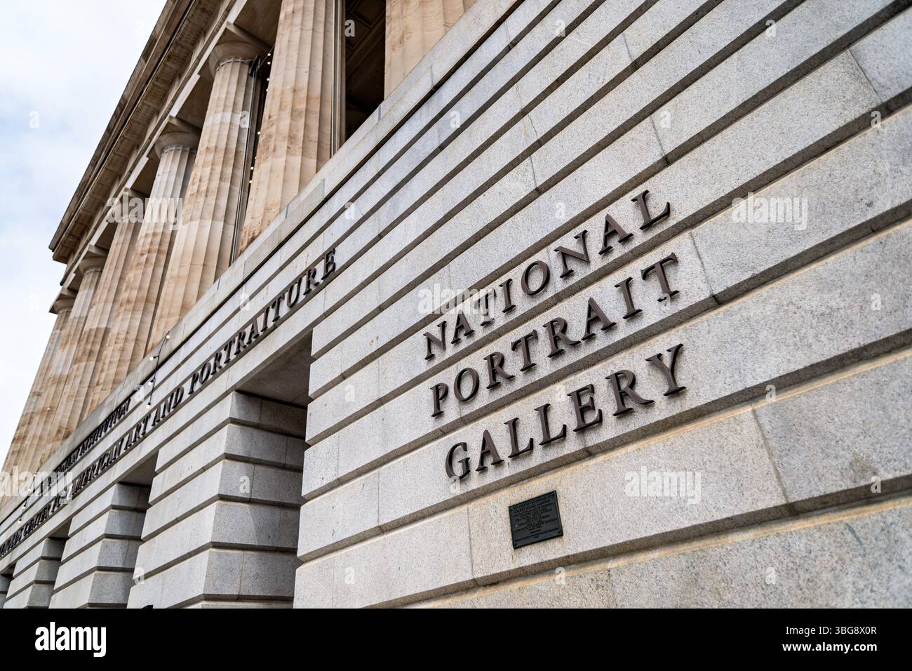 WASHINGTON, D.C. - la National Portrait Gallery dello Smithsonian, situata nello storico Old Patent Office Building nel centro di Washington, D.C. il museo ospita una vasta collezione di ritratti di americani che hanno dato un contributo significativo alla storia e alla cultura della nazione. Fondata nel 1962 e aperta al pubblico nel 1968, la National Portrait Gallery condivide il suo edificio con lo Smithsonian American Art Museum. La struttura neoclassica, completata nel 1868, è considerata uno dei migliori esempi di architettura neoclassica degli Stati Uniti. Foto Stock