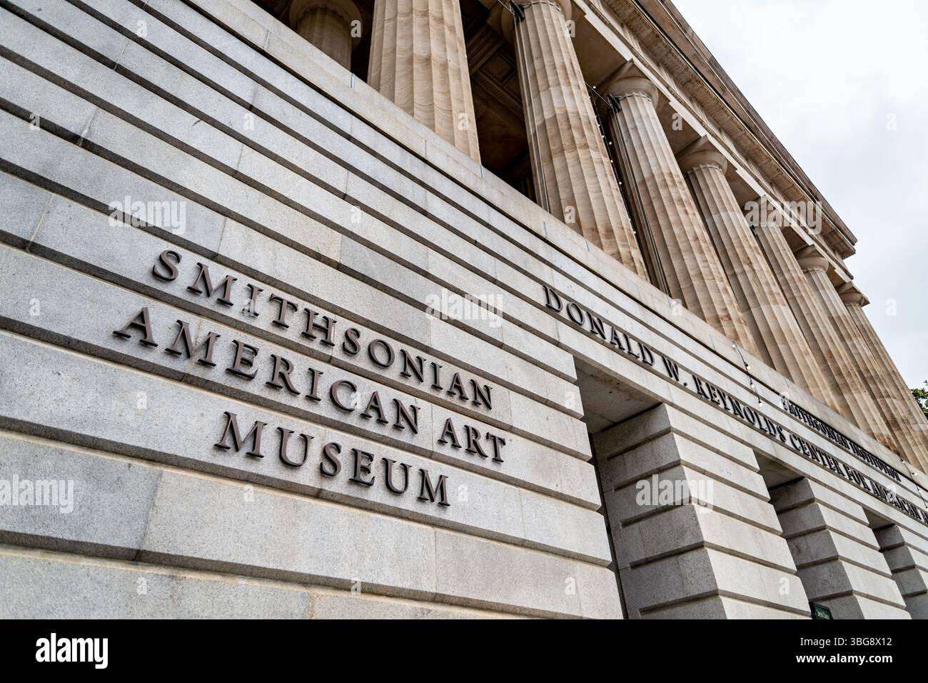 WASHINGTON, D.C. - lo Smithsonian American Art Museum, situato nello storico edificio del Patent Office nel centro di Washington, D.C. il museo ospita una delle collezioni di arte americana più grandi e inclusive al mondo, che si estende per più di quattro secoli dal periodo coloniale alle opere contemporanee. Condividendo l'edificio con la National Portrait Gallery dal 1968, il museo ha subito un importante rinnovamento completato nel 2006. La struttura neoclassica, progettata dagli architetti Robert Mills e Thomas U. Walter, è considerata un capolavoro architettonico ed è stata salvata dalla demolizione della Foto Stock