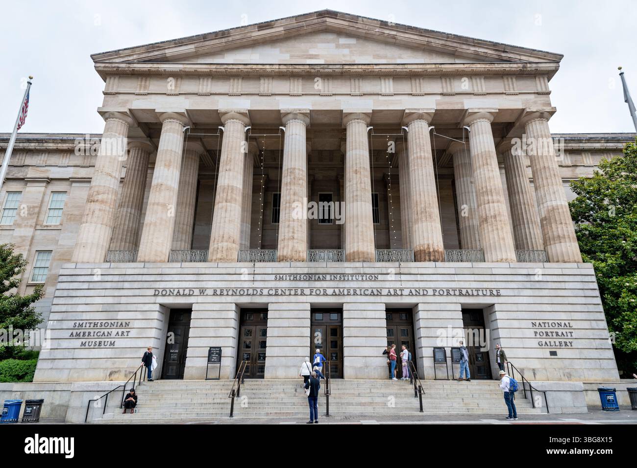 WASHINGTON, D.C. - il Donald W. Reynolds Center for American Art and Portraiture, ospitato nello storico edificio del Patent Office, espone la sua iscrizione in pietra che descrive la storia della struttura. Progettato dall'architetto Robert Mills e autorizzato dal Congresso il 4 luglio 1836, l'edificio neoclassico inizialmente servì come Ufficio brevetti degli Stati Uniti. La struttura in seguito ospitò il Dipartimento degli interni dal 1852 al 1925, seguito dalla Commissione del servizio civile degli Stati Uniti dal 1932. Oggi, l'edificio ospita lo Smithsonian American Art Museum e la National Portrait Gallery. Foto Stock